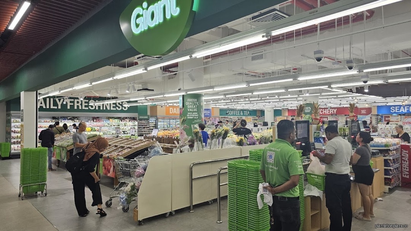 Fresh produce section at Giant Plantation Plaza in Tengah