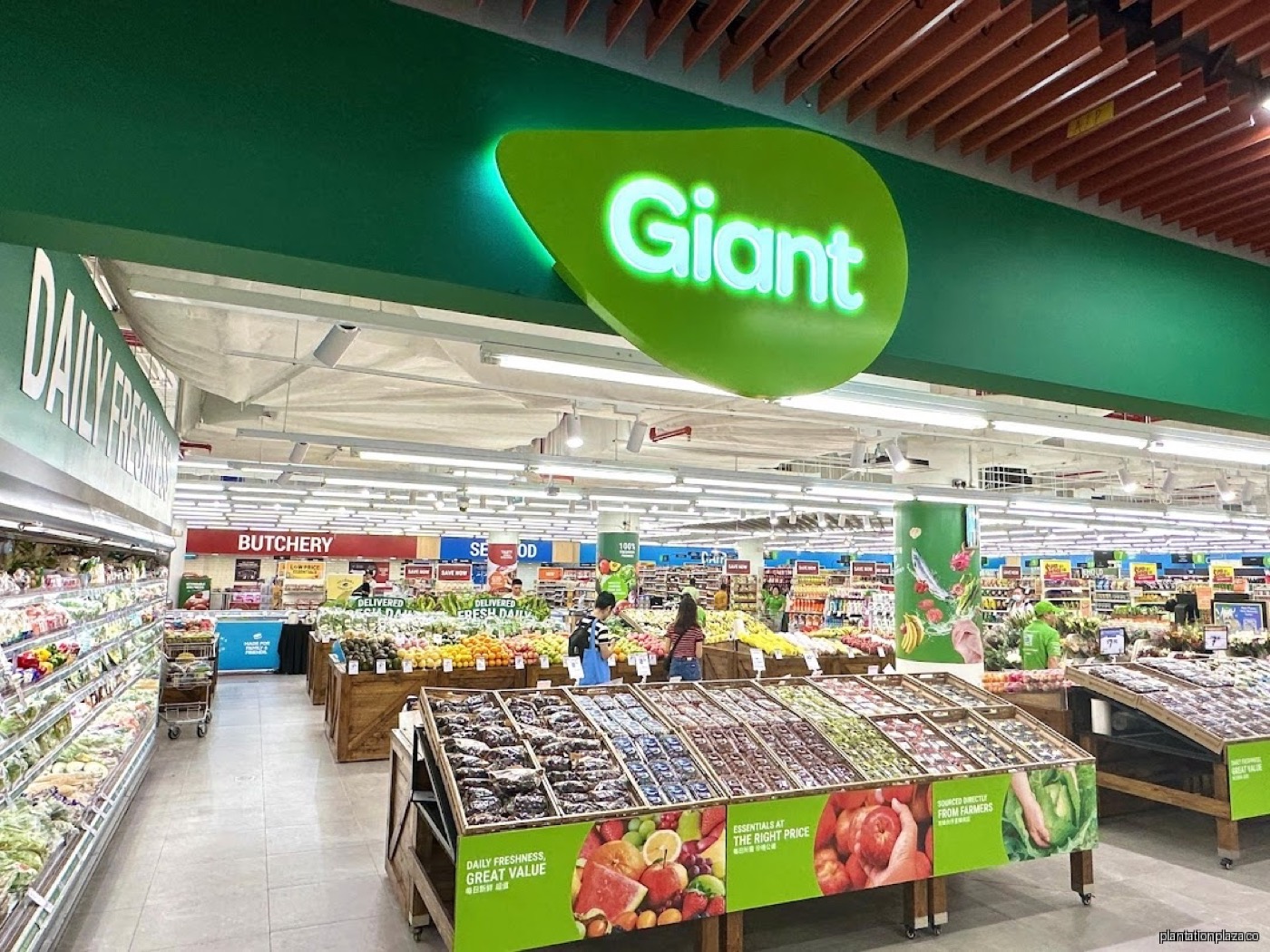 Giant supermarket shopfront at Plantation Plaza basement in Tengah